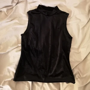 Amisu Topp strl XS-S - Svart sammetstopp från Amisu, franskt märke + också producerad där. Stretchigt tyg, passar storlek XS till S. Säljer en likadan i vinrött, se i profil.