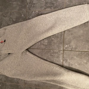 Moncler  - Mjukis byxor, storlek M, skulle säga att de passar om man är cirka 31 i benlängd på jeans. Knappt använda.   Köpta för 3000 men skulle kunna tänka mig 1000 vid snabb affär.