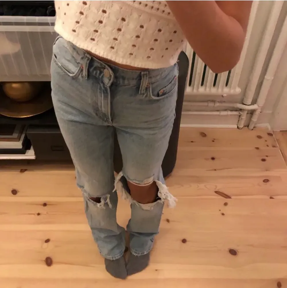 Har ett par jeans ifrån mango i strlk 32, skit snygga men tyvärr så är de alldeles för små för mig i midjan!❤️ . Jeans & Byxor.