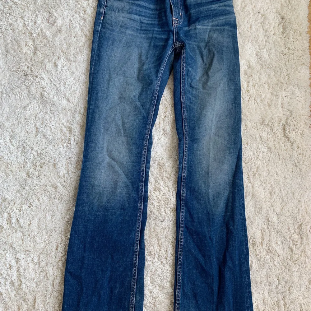Ett par fina jeans från Crocker storlek 26/34. Liten flare/rak byxa på benet. Bättre bild på hela byxorna kan skickas i chatten vid förfrågan! . Jeans & Byxor.