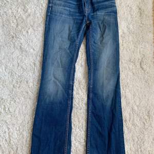Ett par fina jeans från Crocker storlek 26/34. Liten flare/rak byxa på benet. Bättre bild på hela byxorna kan skickas i chatten vid förfrågan! 