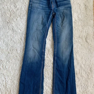 Crocker jeans  - Ett par fina jeans från Crocker storlek 26/34. Liten flare/rak byxa på benet. Bättre bild på hela byxorna kan skickas i chatten vid förfrågan! 
