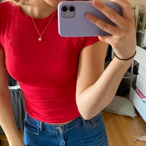 T-shirt - Röd stretchig t-shirt. Storlek 36. Säljer för 40 + frakt 