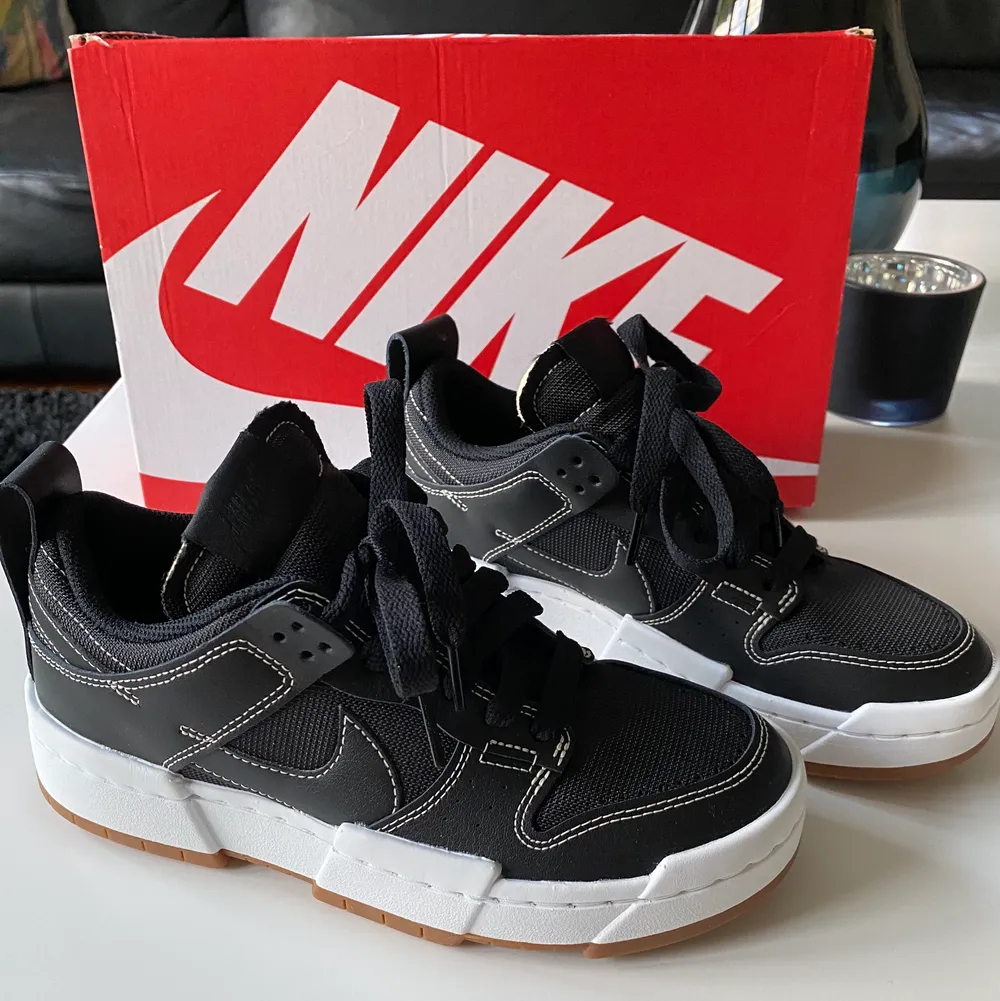 Sprillans nya Nike dunk low Disrupt (W7). Storlek 38 woman. Helt oanvända. Inte ens testade. Originalbox tillkommer såklart.  Hör av dig för mer bilder frågor! . Skor.