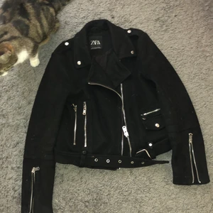 Jacka från zara - Köpte av en här på Plick men har själv nästan inte använt den. Den sitter som en S💞⚡️