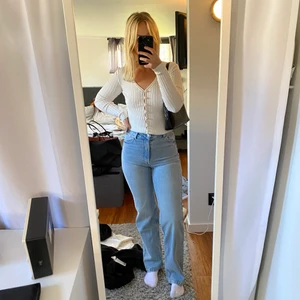 Jeans från berskha  - Helt nya endast tvättade en gång och de är ifrån berskha. Säljer precis som de mörkblå pga att de är för stora för mig. De är i storlek 38 och i regular längd. De passar allt mellan 160-170 cm beroende på hur man vill att de ska sitta. Säljer för 250 + 66 kr frakt❤️ (Obs på bilden har jag ett par 36!!!)