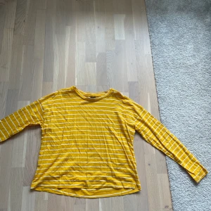 Randig tröja från gina - Randig gul tröja från Gina tricot. Storlek L använd ett fåtal gånger.