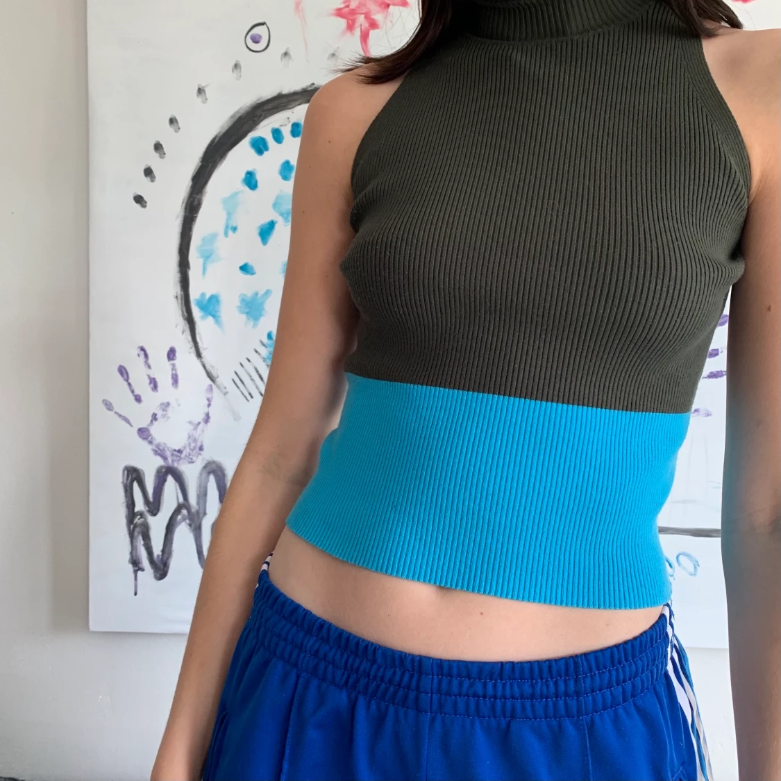 Grönt pololinne med blå detalj