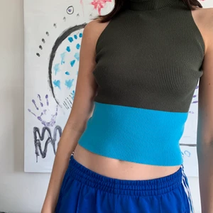 Grönt pololinne med blå detalj - Denhär jättesöta topp säljes pga för liten för mig. strl: 38, men sitter som 36. 