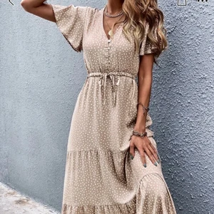 Prickig Klänning - En beige prickig klänning från shein, ser exakt ut som på bilden. Aldrig använd