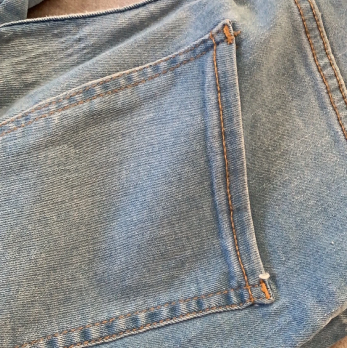 Högmidjade ljusa jeans  - 90