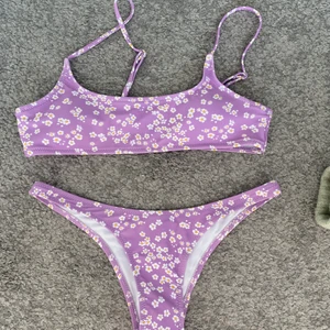 Bikini från Shein - Oanvänd! Köpt på Plick, säljer pga för liten. Endast testad med trosor under, hygienskyddet är kvar. Storlek S