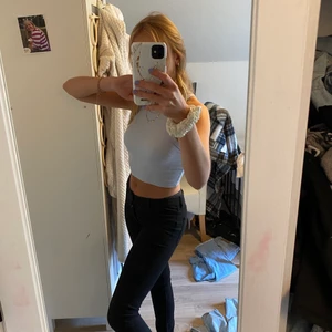 Svarta jeans - Svarta tighta jeans som är lågmidjade. I princip oanvända (storlek S)