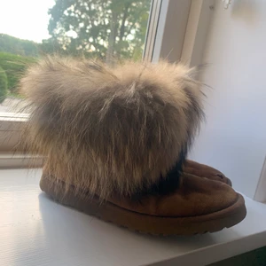 Pälsskor - Storlek 37, hål i ena som går att sy ihop. Tydligt skick på sista bilden, men tänker att jag säljer de ändå då någon kanske får användning av dem :)) Super snygga😍 och äkta päls (räv har jag för mig)