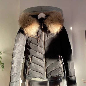 Hollies jacka - Säljer denna fina jackan som knappt är använd, därav nyskick, inga hål, fläckar osv, superfint skick verkligen!💕💕 pris kan diskuteras vid snabbaffär 2500kr +frakt