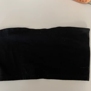 Bandotopp  - Svart bandotopp från Gina tricot storlek m. Använd fåtal gånger. Priset kan alltid diskuteras. Betalning sker innan jag skickar.+ frakt tillkommer😆😆