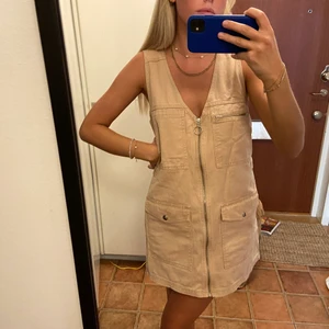 Jeansklänning - Beige jeansklänning med dragkedja från Collusion! Kan knäppas upp hela vägen.