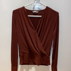 Brun/röd omlott blus - Storlek S, nästan aldrig använd