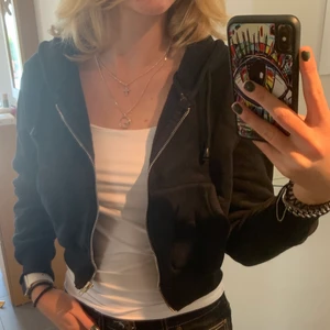 Zip up  - Snygg Svart zip up. Har samma i vit. Garderob utränsning, kolla andra annonser!