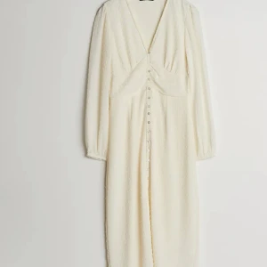 Klänning från Gina Tricot  - Så fin klänning från Gina Tricot. Strl 44 men liten i storleken, passar strl M. Nypris ca 500kr.