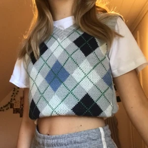 rutig sweather vest - rutig sweather vest som jag har sytt in så att den sitter tightare. säljer eftersom jag inte får användning av den längre, men har använts ett antal gånger. storlek L men passar mig bra som xs. 100kr + frakt 💕