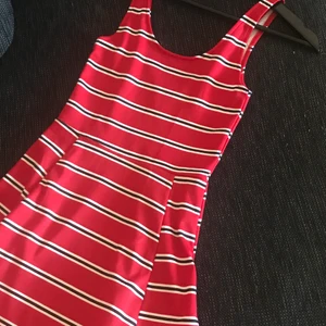 Klänning HM  - Klänning i storlek 34. Köpte denna men passage inte mig. Jag har använda denna endast en gång. Köparen står för frakten och vilket paket. 