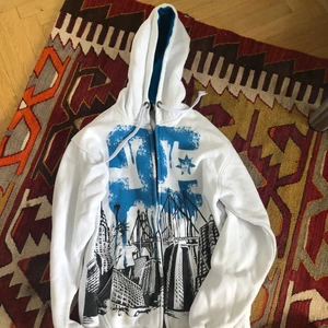 DC hoodie - DC hoodie storlek M. Hoodien är från tidigt 2000-tal. Köparen betalar för frakt annars kan jag mötas upp i Stockholm. 