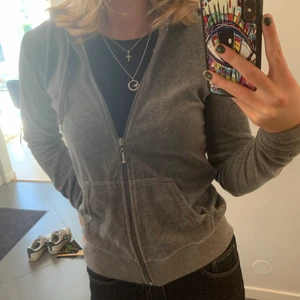 Zip-Up - Snygga zipup Hoodie från Gina i grått. Kolla andra annonser, garderob utränsning!