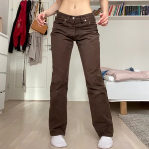 Levis jeans - Snyggaste jeansen från Levis! Lågmidjade och skitsnygg passform. Perfekt längd på mig som är 170, står w30 men skulle snarare säga att de är w27/28