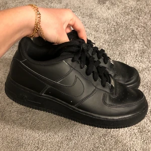 Nike air force 1 - Svarta Nike air force 1, sällan använda 