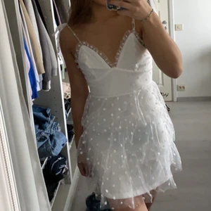 Student klänning - Jättefin hel oanvänd klänning med lapparna kvar. Passar bra till student. Aningen genomskinlig men går bra med en underkjol eller liknade. 