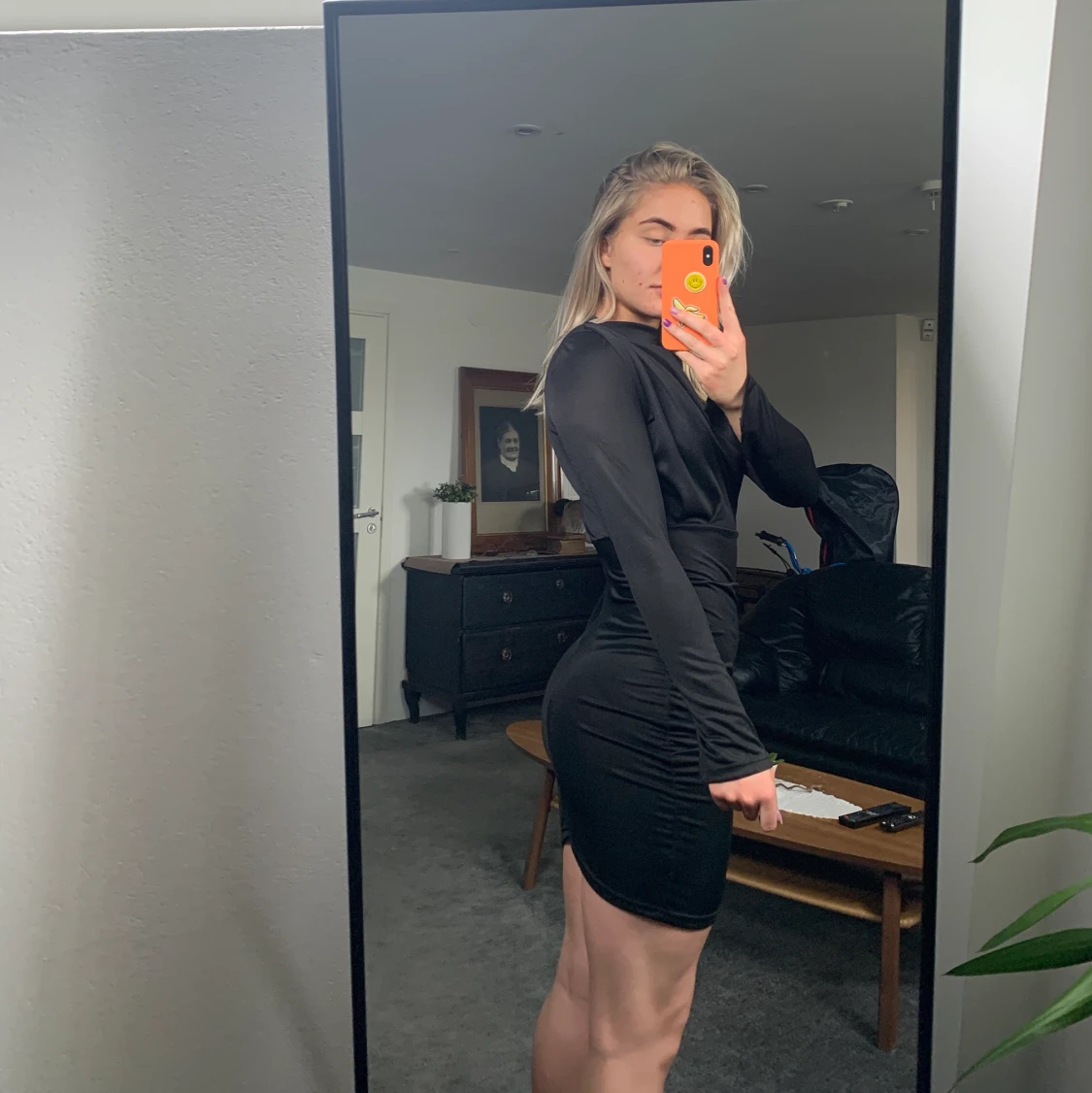 Svart kort klänning med volang - 90