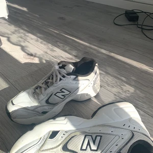 Sneakers - Vita sneakers från new balance, använda men ändå i bra skick