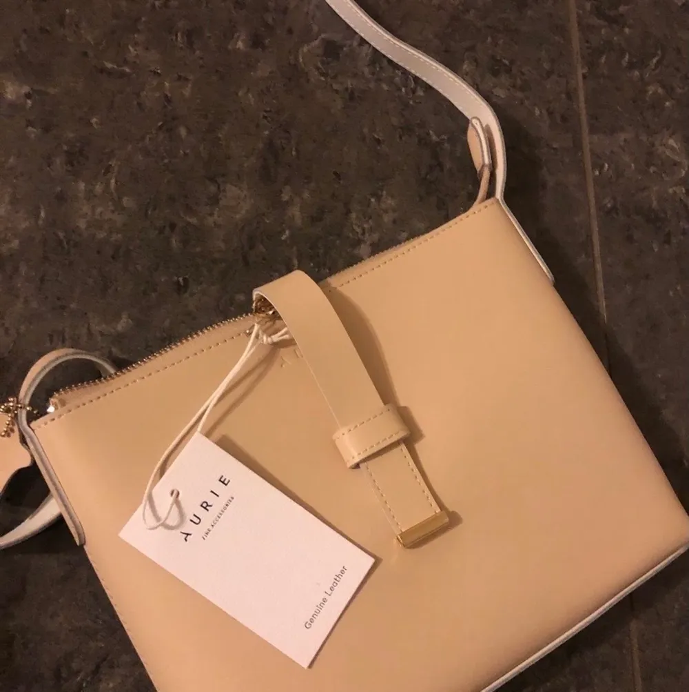Väska från märket Aurie, helt ny med lappar på. Ord pris: 499. Accessoarer.