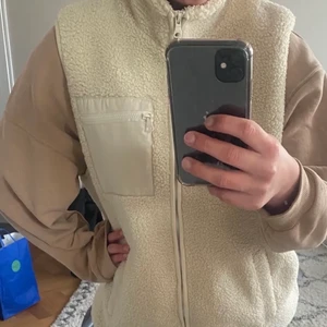 Teddy väst  - Slutsåld teddyväst från Lindex 😍 Jag är normaltvis stl S men tyckte västen var snyggare lite oversized och valde därför att köpa den i L. Nyskick 