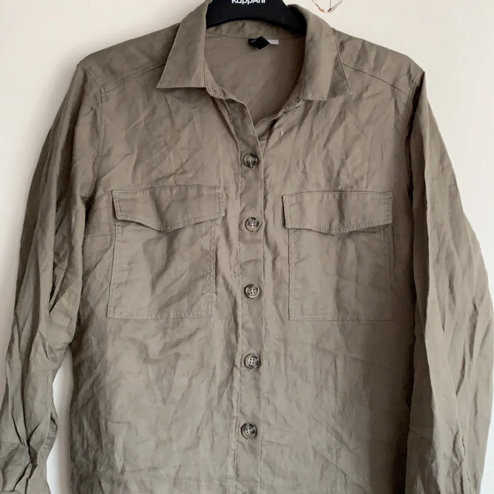 Jag säljer en militärgrön skjorta från H&M med storlek 38. Skjortan är för liten för mig och hoppas någon annan kan använda denna fina skjorta! Jag har använt den ett få par ggr och är i fint skick!💚. Skjortor.
