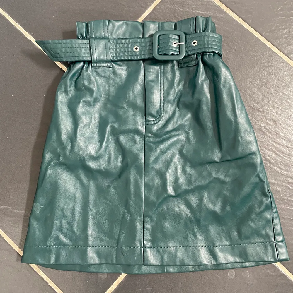 Mörk grön skinn kjol från Zara i storlek XS! Tyvärr för liten för mkt därav säljer jag den!💕. Kjolar.