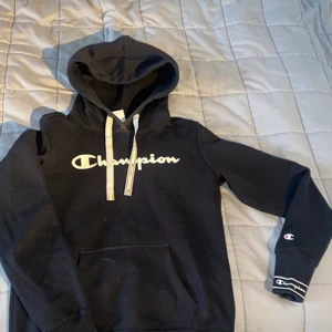 Champion hoodie - Denna hoodie har jag maxi användt 3 gånger då den var för liten bar jag fick den. 