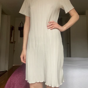 Plisserad klänning  - Säljer min fina klänning då den tyvärr inte kommer till användning. Nyskick och endast använd en gång ❣️ Frakt tillkommer 