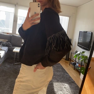 Unik sweatshirt från Zara i storlek S - En snygg tröja från zara med unika detaljer. Använd någon enstaka gång och i storlek s. 