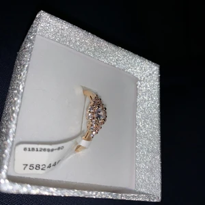 Ring storlek XL - Fick denna i födelsedagspresent av en vän, och då jag inte egentligen bär ringar så sa jag bara att jag förmodligen har en stor storlek. Hade fel💀 Väldigt vacker annars, älskar blinget!