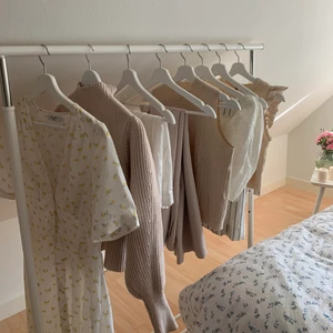 Säljer allt - Säljer allt! Skriv för mer bilder!! 1. Klänning storlek 36, 250kr 2. Tröja storlek M, 200kr 3. Kjol storlek 36, 180kr 4. Kostymbyxor storlek 36, 250kr 5. Väst storlek S, 150kr 6. Topp storlek 38, 150kr 7. Kostymbyxor storlek xs, 250kr 8. Topp storlek S, 100kr. Alla priser är utan frakt🤍🤍