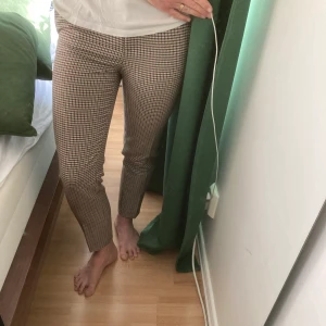 Byxor HM ankellånga 34 - Rutiga byxor i fint skick.