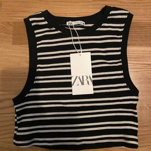 Zara topp - Säljer min helt oanvända topp ifrån Zara som är i storlek S. Säljer endast vi bra bud. Budgivning sker i kommentarsfältet. Köparen står för frakt, 24kr💗