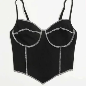 Topp - Svart topp med vita linjer vid brösten, super söt och väldigt fin till sommaren 💗 den är en XS/S. Köparen står för frakten 💜