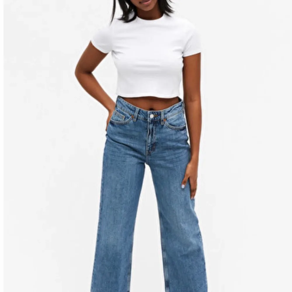 (Bilder på kommer snart) Säljer mina fina monki jeans då de tyvärr är för korta för mig, är 177 så skulle säga att de passar alla under 175!💖  De är i samma modell som bild 1 MEN färgen är samma som på bild 2, i bra skick. Jeans & Byxor.