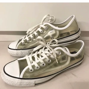 Låga converse  - Låga genomskinliga converse i fint skick, coola med mönstrade strumpor under! Skriv om frågor:) frakt står köparen för. 