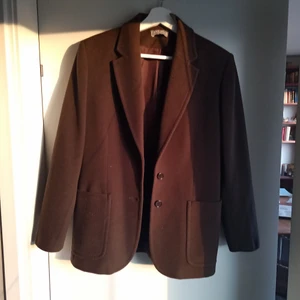 Super fly, chocolate brown coat 🍫 - It's silky inside makes it really comfortable and for the person that fits it, will make him or her look really dapper, perfect for jobs, parties, events or just to look FREASH!!! It works best for men, but wemen look very good in it to it has two good pockets on the sides aswell.   MATERIAL:50%new wool, 20%cashmere, 20%nylon lining  100%Acetate made in Bulgaria