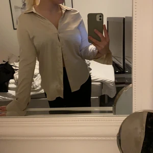 Silkes skjorta stl 38 - Världens finaste skjorta i silkes material. Färgen på skjortan skulle jag säga är en blandning mellan beige och krämvit. Supersnygg till i sommar!💓 jag säljer då den inte kommer till användning längre.