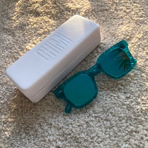 Chimi #004 - Säljer mina chimi 004 i färgen Aqua som inte säljs längre! Älskar dem men de kommer tyvärr inte till användning då jag har väldigt många solglasögon. Aldrig använda! ☺️